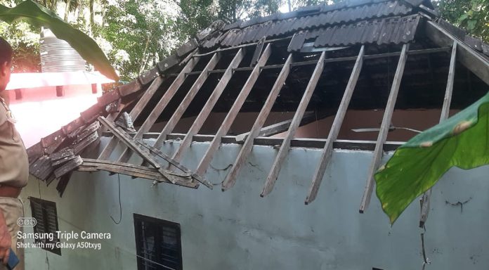 ചിറ്റാർ മീൻകുഴിയിൽ കുരങ്ങുകൾ വീട് നശിപ്പിച്ചു ചിറ്റാർ മീൻകുഴിയിൽ കുരങ്ങുകൾ വീട് നശിപ്പിച്ചു