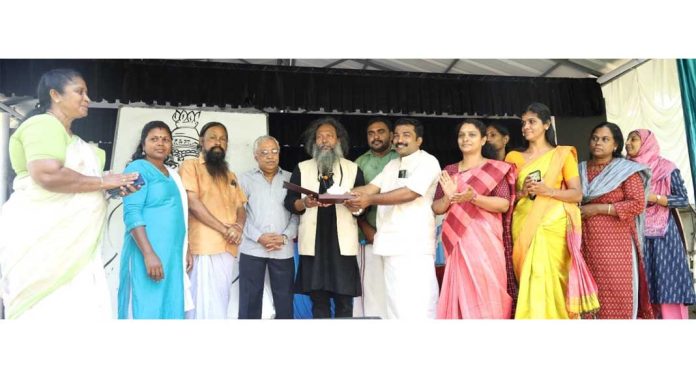 കാർട്ടൂണിസ്റ്റ് ജിതേഷ്ജിയെയും ഡയബറ്റോളജിസ്റ് ഡോ. വിജയകുമാറിനെയും പന്തളം ബ്ലോക്ക് പഞ്ചായത്ത് ആദരിച്ചു കാർട്ടൂണിസ്റ്റ് ജിതേഷ്ജിയെയും ഡയബറ്റോളജിസ്റ് ഡോ. വിജയകുമാറിനെയും പന്തളം ബ്ലോക്ക് പഞ്ചായത്ത് ആദരിച്ചു