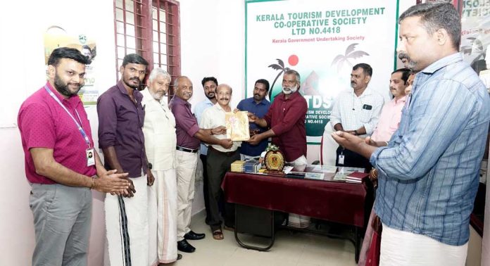 ടൂറിസം രംഗത്തെ ചരിത്ര മുന്നേറ്റവുമായി കെ ടി ഡി എസ് ; ആഭ്യന്തര വിനോദ സഞ്ചാരികൾക്കും ഇനി ഇൻഷുറൻസ് പരിരക്ഷയോടെ യാത്ര ചെയ്യാം ടൂറിസം രംഗത്തെ ചരിത്ര മുന്നേറ്റവുമായി കെ ടി ഡി എസ് ; ആഭ്യന്തര വിനോദ സഞ്ചാരികൾക്കും ഇനി ഇൻഷുറൻസ് പരിരക്ഷയോടെ യാത്ര ചെയ്യാം