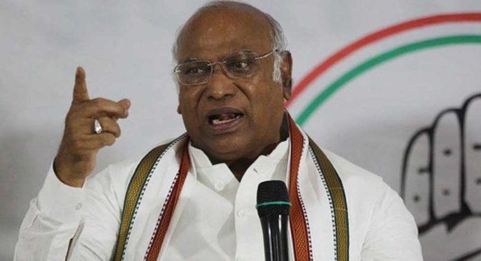 കേന്ദ്ര സർക്കാരിനെതിരെ രൂക്ഷ വിമർശനവുമായി കോൺഗ്രസ് അധ്യക്ഷൻ മല്ലികാർജുൻ ഖർഗെ തൃശൂരിൽ കേന്ദ്ര സർക്കാരിനെതിരെ രൂക്ഷ വിമർശനവുമായി കോൺഗ്രസ് അധ്യക്ഷൻ മല്ലികാർജുൻ ഖർഗെ തൃശൂരിൽ