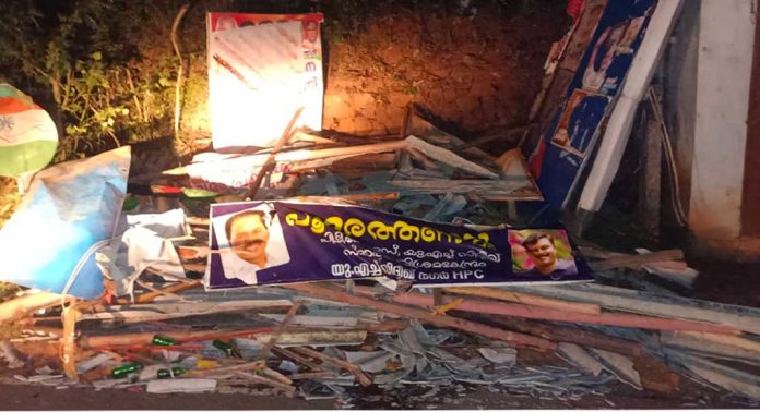 വണ്ടിപ്പെരിയാറിലെ പൂമരത്തണൽ വിശ്രമ കേന്ദ്രം പൊളിച്ചത് സാമൂഹ്യവിരുദ്ധർ വണ്ടിപ്പെരിയാറിലെ പൂമരത്തണൽ വിശ്രമ കേന്ദ്രം പൊളിച്ചത് സാമൂഹ്യവിരുദ്ധർ