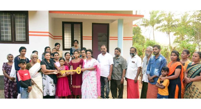 രണ്ട് കുടുംബങ്ങൾക്ക് കൂടി തണലേകി ഡോ. എം.എസ്. സുനിൽ രണ്ട് കുടുംബങ്ങൾക്ക് കൂടി തണലേകി ഡോ. എം.എസ്. സുനിൽ
