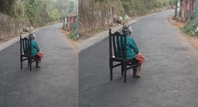 5 മാസമായി ക്ഷേമ പെൻഷൻ കിട്ടിയില്ല ; റോഡില് കുത്തിയിരുന്ന് പ്രതിഷേധിച്ച് 90കാരി 5 മാസമായി ക്ഷേമ പെൻഷൻ കിട്ടിയില്ല ; റോഡില് കുത്തിയിരുന്ന് പ്രതിഷേധിച്ച് 90കാരി
