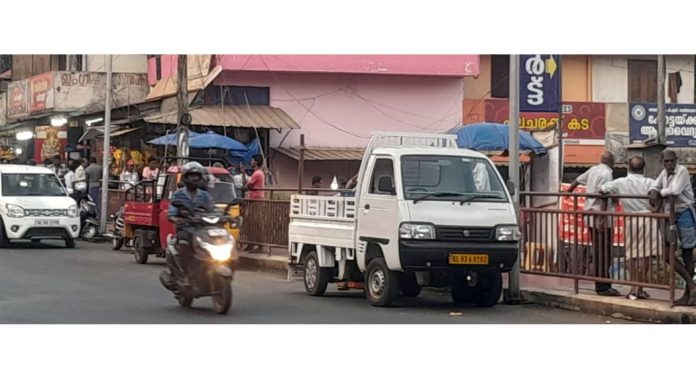 നടപ്പാതകൾ കയ്യടക്കി കോന്നിയിൽ അനധികൃത കച്ചവടം നടപ്പാതകൾ കയ്യടക്കി കോന്നിയിൽ അനധികൃത കച്ചവടം