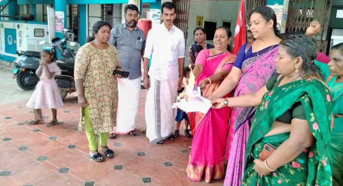 ചെങ്ങന്നൂർ ഐ.സി.ഡി.എസ് പ്രോജക്ട് ഓഫീസിന് മുൻപിൽ അങ്കണവാടി വർക്കേഴ്സ് ആൻഡ് ഹെൽപ്പേഴ്സ് അസോസിയേഷൻ പ്രതിഷേധിച്ചു ചെങ്ങന്നൂർ ഐ.സി.ഡി.എസ് പ്രോജക്ട് ഓഫീസിന് മുൻപിൽ അങ്കണവാടി വർക്കേഴ്സ് ആൻഡ് ഹെൽപ്പേഴ്സ് അസോസിയേഷൻ പ്രതിഷേധിച്ചു