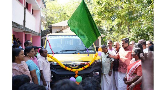 കോന്നി നിയോജക മണ്ഡലത്തിലെ 6 സർക്കാർ സ്കൂളിൽ വാൻ വിതരണം ചെയ്തു കോന്നി നിയോജക മണ്ഡലത്തിലെ 6 സർക്കാർ സ്കൂളിൽ വാൻ വിതരണം ചെയ്തു