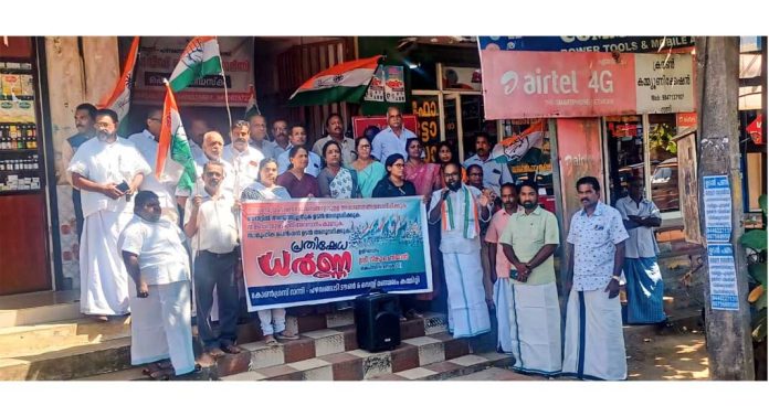 റാന്നി – പഴവങ്ങാടി ഗ്രാമപഞ്ചായത്ത് ഓഫീസിന് മുൻപിൽ കോൺഗ്രസ് ധർണ നടത്തി റാന്നി – പഴവങ്ങാടി ഗ്രാമപഞ്ചായത്ത് ഓഫീസിന് മുൻപിൽ കോൺഗ്രസ് ധർണ നടത്തി