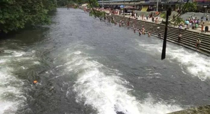 കുള്ളാര് ഡാം തുറന്നു : പമ്പാ ത്രിവേണിയിലെ ജലനിരപ്പ് ഉയരും കുള്ളാര് ഡാം തുറന്നു : പമ്പാ ത്രിവേണിയിലെ ജലനിരപ്പ് ഉയരും