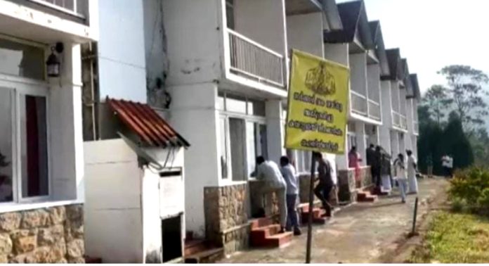 സൂര്യനെല്ലിയിൽ റിസോർട്ടും മൂന്ന് ഏക്കർ ഭൂമിയും ദൗത്യ സംഘം ഒഴിപ്പിച്ചു സൂര്യനെല്ലിയിൽ റിസോർട്ടും മൂന്ന് ഏക്കർ ഭൂമിയും ദൗത്യ സംഘം ഒഴിപ്പിച്ചു