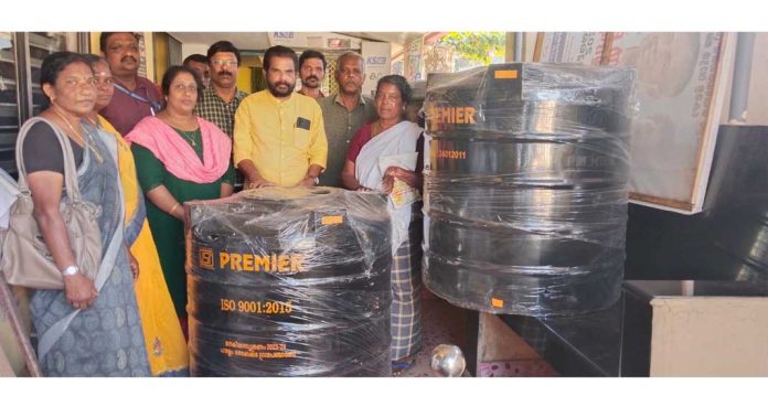 പന്തളം തെക്കേക്കര ഗ്രാമപഞ്ചായത്ത് പട്ടികജാതി കുടുംബങ്ങള്ക്ക് കുടിവെള്ള ടാങ്ക് നല്കി പന്തളം തെക്കേക്കര ഗ്രാമപഞ്ചായത്ത് പട്ടികജാതി കുടുംബങ്ങള്ക്ക് കുടിവെള്ള ടാങ്ക് നല്കി