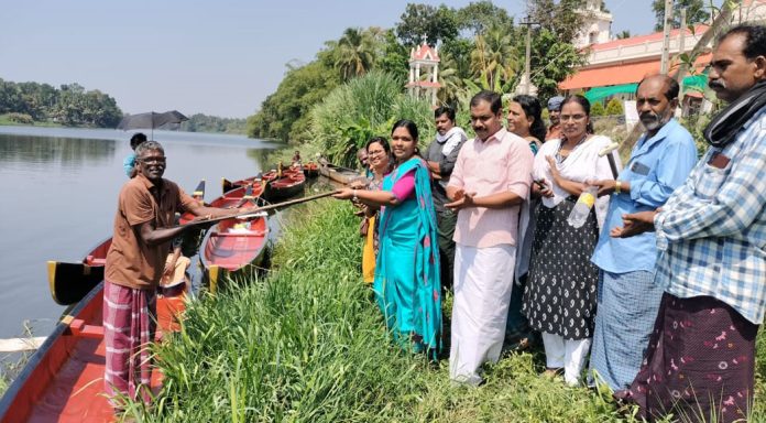 മത്സ്യത്തൊഴിലാളികള്ക്കുള്ള വള്ളവും വലയും നല്കി കടപ്ര പഞ്ചായത്ത് മത്സ്യത്തൊഴിലാളികള്ക്കുള്ള വള്ളവും വലയും നല്കി കടപ്ര പഞ്ചായത്ത്
