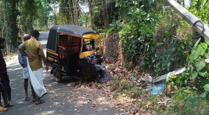 ഓട്ടോറിക്ഷ വൈദ്യുത തൂണില് ഇടിച്ചുണ്ടായ അപകടത്തില് രണ്ടു പേര്ക്ക് പരിക്കേറ്റു ഓട്ടോറിക്ഷ വൈദ്യുത തൂണില് ഇടിച്ചുണ്ടായ അപകടത്തില് രണ്ടു പേര്ക്ക് പരിക്കേറ്റു