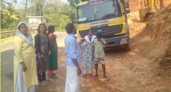 മണ്ണെടുപ്പ് : റാന്നിയിൽ അമ്മയും മകനും ടോറസിന് മുന്നിൽ കിടന്ന് പ്രതിഷേധിച്ചു മണ്ണെടുപ്പ് : റാന്നിയിൽ അമ്മയും മകനും ടോറസിന് മുന്നിൽ കിടന്ന് പ്രതിഷേധിച്ചു
