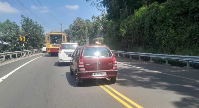 ഗതാഗത നിയമം ലംഘിച്ച് സംസ്ഥാന പാതയിൽ വാഹനങ്ങളുടെ മരണപ്പാച്ചിൽ ഗതാഗത നിയമം ലംഘിച്ച് സംസ്ഥാന പാതയിൽ വാഹനങ്ങളുടെ മരണപ്പാച്ചിൽ