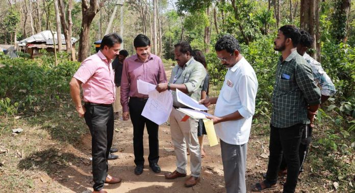 മലമ്പണ്ടാര വിഭാഗത്തില്പ്പെട്ടവര്ക്കുള്ള ഭൂമി വിതരണം : നടപടികള് വേഗത്തില് പൂര്ത്തിയാക്കുമെന്ന് ജില്ലാ കളക്ടര് എ ഷിബു മലമ്പണ്ടാര വിഭാഗത്തില്പ്പെട്ടവര്ക്കുള്ള ഭൂമി വിതരണം : നടപടികള് വേഗത്തില് പൂര്ത്തിയാക്കുമെന്ന് ജില്ലാ കളക്ടര് എ ഷിബു