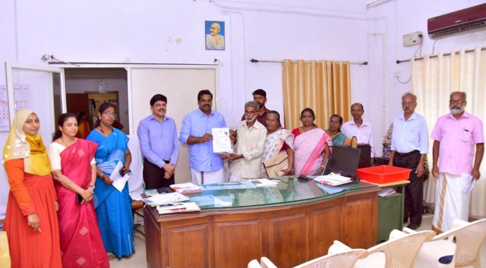 കോന്നി മണ്ഡലത്തിൽ നടപടികൾ പൂർത്തീകരിച്ച പട്ടയങ്ങൾ അഡ്വ. കെ യു ജനീഷ് കുമാർ എം എൽ എ വിതരണം ചെയ്തു കോന്നി മണ്ഡലത്തിൽ നടപടികൾ പൂർത്തീകരിച്ച പട്ടയങ്ങൾ അഡ്വ. കെ യു ജനീഷ് കുമാർ എം എൽ എ വിതരണം ചെയ്തു