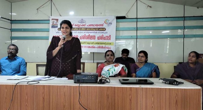 പുളിക്കീഴ് ബ്ലോക്ക് പഞ്ചായത്തിലെ എംജിഎന്ആര്ഇജിഎസ് മേറ്റ് മാര്ക്കുള്ള കില പരിശീലനത്തിന് തുടക്കമായി പുളിക്കീഴ് ബ്ലോക്ക് പഞ്ചായത്തിലെ എംജിഎന്ആര്ഇജിഎസ് മേറ്റ് മാര്ക്കുള്ള കില പരിശീലനത്തിന് തുടക്കമായി