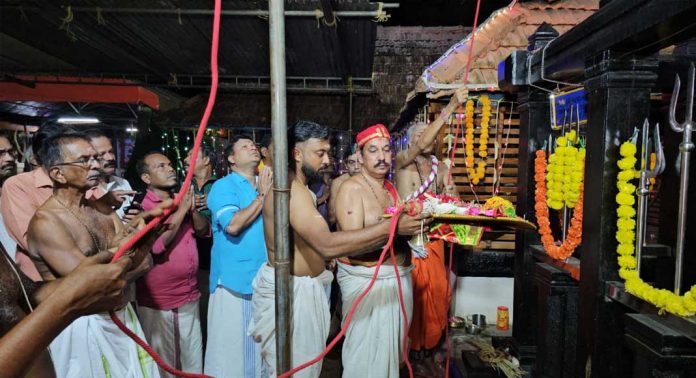 തലവെടി പനയന്നൂർക്കാവ് ത്രിപുരസുന്ദരി ക്ഷേത്രത്തിലെ ഉത്സവത്തിന് കൊടിയേറി തലവെടി പനയന്നൂർക്കാവ് ത്രിപുരസുന്ദരി ക്ഷേത്രത്തിലെ ഉത്സവത്തിന് കൊടിയേറി