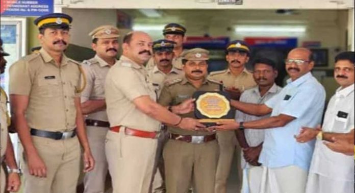 പത്തനംതിട്ട പോലീസിനെ ആദരിച്ച് ഇലന്തൂര് ഭഗവതിക്കുന്ന് ക്ഷേത്രം ഭാരവാഹികള് പത്തനംതിട്ട പോലീസിനെ ആദരിച്ച് ഇലന്തൂര് ഭഗവതിക്കുന്ന് ക്ഷേത്രം ഭാരവാഹികള്