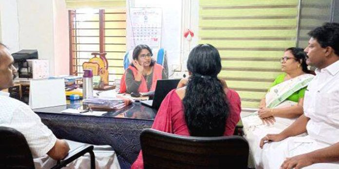 പന്തളം നഗരസഭാ സെക്രട്ടറിയെ കൗൺസിലർമാർ ഉപരോധിച്ചു പന്തളം നഗരസഭാ സെക്രട്ടറിയെ കൗൺസിലർമാർ ഉപരോധിച്ചു