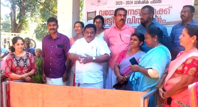 പെരിങ്ങര ഗ്രാമപഞ്ചായത്തിലെ വയോജനങ്ങള്ക്ക് കട്ടില് വിതരണം ചെയ്യുന്നു പെരിങ്ങര ഗ്രാമപഞ്ചായത്തിലെ വയോജനങ്ങള്ക്ക് കട്ടില് വിതരണം ചെയ്യുന്നു