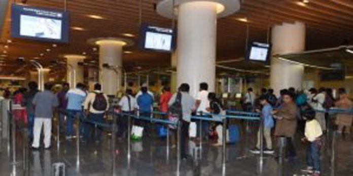 ഇ – ഗേറ്റുകള് തകരാറിലായി ; മസ്കറ്റ് വിമാനത്താവളത്തില് യാത്രക്കാര്ക്ക് മണിക്കൂറുകളുടെ കാത്തിരിപ്പ് ഇ – ഗേറ്റുകള് തകരാറിലായി ; മസ്കറ്റ് വിമാനത്താവളത്തില് യാത്രക്കാര്ക്ക് മണിക്കൂറുകളുടെ കാത്തിരിപ്പ്