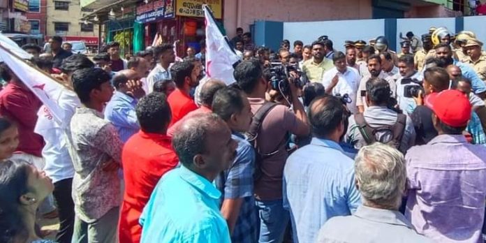 അഞ്ചര വയസുകാരന്റെ മരണം ; റാന്നിയിലെ ആശുപത്രിയിലേക്കുള്ള എസ്എഫ്ഐ – ഡിവൈഎഫ്ഐ മാർച്ചിൽ സംഘർഷം അഞ്ചര വയസുകാരന്റെ മരണം ; റാന്നിയിലെ ആശുപത്രിയിലേക്കുള്ള എസ്എഫ്ഐ – ഡിവൈഎഫ്ഐ മാർച്ചിൽ സംഘർഷം