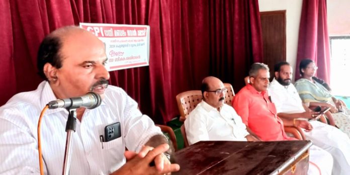 കേരളത്തെ തകര്ക്കുകയെന്നതാണ് കേന്ദ്രത്തിന്റെ ലക്ഷ്യം : സി.കെ ശശിധരന് കേരളത്തെ തകര്ക്കുകയെന്നതാണ് കേന്ദ്രത്തിന്റെ ലക്ഷ്യം : സി.കെ ശശിധരന്