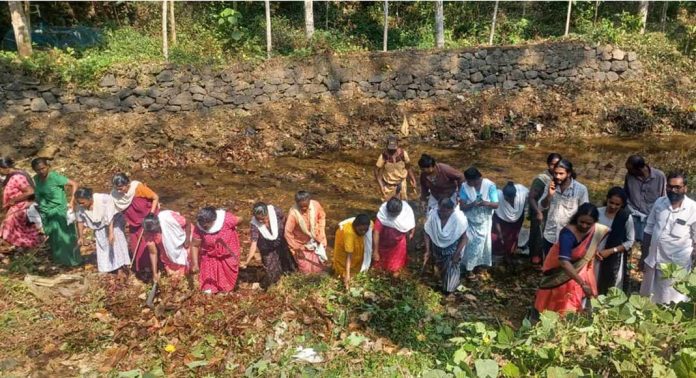 മാടത്തരുവി വലിയതോടിന്റെ സ്റ്റോറുംപടി ഭാഗം തൊഴിലുറപ്പ് പദ്ധതിയില് ഉള്പ്പെടുത്തി ശുചീകരിച്ചു മാടത്തരുവി വലിയതോടിന്റെ സ്റ്റോറുംപടി ഭാഗം തൊഴിലുറപ്പ് പദ്ധതിയില് ഉള്പ്പെടുത്തി ശുചീകരിച്ചു