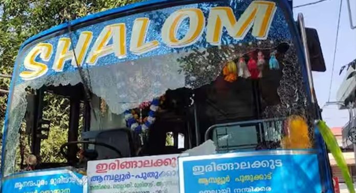ബസ് തടഞ്ഞ് നിര്ത്തി ബസിനുനേരേ കല്ലെറിഞ്ഞു ; കാര്യമറിയാതെ ജീവനക്കാരും യാത്രക്കാരും ബസ് തടഞ്ഞ് നിര്ത്തി ബസിനുനേരേ കല്ലെറിഞ്ഞു ; കാര്യമറിയാതെ ജീവനക്കാരും യാത്രക്കാരും