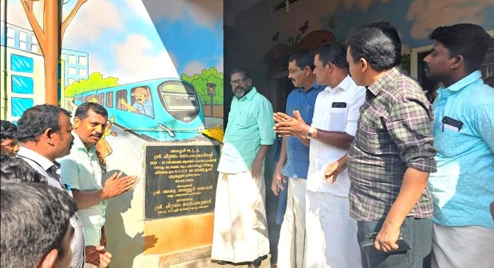 സ്മാര്ട്ട് ക്ലാസ്റൂമുകള് കുട്ടികളെ പഠന തല്പരരാക്കും : ഡപ്യൂട്ടി സ്പീക്കര് സ്മാര്ട്ട് ക്ലാസ്റൂമുകള് കുട്ടികളെ പഠന തല്പരരാക്കും : ഡപ്യൂട്ടി സ്പീക്കര്