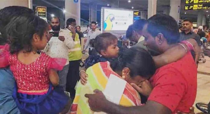 കൊലക്കേസില് ദുബായില് 18 വര്ഷമായി തടവിലായിരുന്ന അഞ്ച് ഇന്ത്യക്കാര് നാട്ടിലെത്തി കൊലക്കേസില് ദുബായില് 18 വര്ഷമായി തടവിലായിരുന്ന അഞ്ച് ഇന്ത്യക്കാര് നാട്ടിലെത്തി