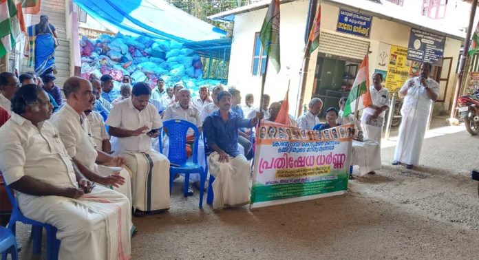 കോൺഗ്രസ് കൊടുമൺ മണ്ഡലം കമ്മറ്റിയുടെ നേതൃത്വത്തിൽ പ്രതിഷേധ ധർണ്ണ നടത്തി കോൺഗ്രസ് കൊടുമൺ മണ്ഡലം കമ്മറ്റിയുടെ നേതൃത്വത്തിൽ പ്രതിഷേധ ധർണ്ണ നടത്തി