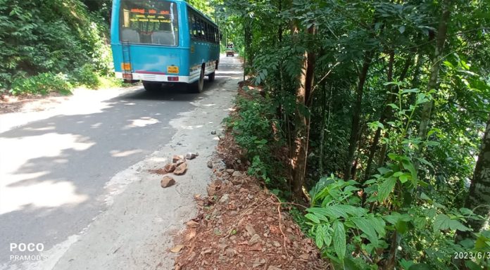 പൊന്തൻപുഴ-ചുങ്കപ്പാറ റോഡിന്റെ സംരക്ഷണഭിത്തി ഇടിയുന്നത് അപകടഭിഷണിയാകുന്നു പൊന്തൻപുഴ-ചുങ്കപ്പാറ റോഡിന്റെ സംരക്ഷണഭിത്തി ഇടിയുന്നത് അപകടഭിഷണിയാകുന്നു