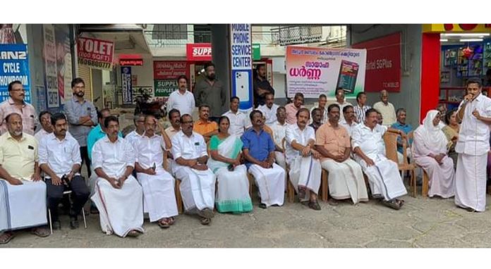 അടൂരിൽ വിലക്കയറ്റത്തിനെതിരെ കോൺഗ്രസ് സായാഹ്ന ധർണ്ണയും പ്രതിഷേധവും നടത്തി അടൂരിൽ വിലക്കയറ്റത്തിനെതിരെ കോൺഗ്രസ് സായാഹ്ന ധർണ്ണയും പ്രതിഷേധവും നടത്തി