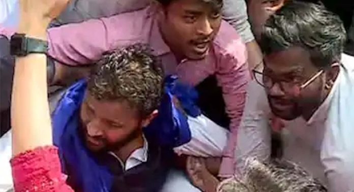 അരവിന്ദ് കെജ്രിവാളിന്റെ അറസ്റ്റ് ; റോഡിൽ കിടന്ന് പ്രതിഷേധിച്ച് പ്രവര്ത്തകർ അരവിന്ദ് കെജ്രിവാളിന്റെ അറസ്റ്റ് ; റോഡിൽ കിടന്ന് പ്രതിഷേധിച്ച് പ്രവര്ത്തകർ