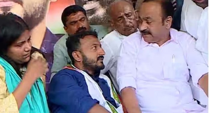 സിദ്ധാര്ത്ഥിന്റെ മരണം ; നിരാഹാരസമരം അവസാനിപ്പിച്ച് കോണ്ഗ്രസ് നേതാക്കള് സിദ്ധാര്ത്ഥിന്റെ മരണം ; നിരാഹാരസമരം അവസാനിപ്പിച്ച് കോണ്ഗ്രസ് നേതാക്കള്