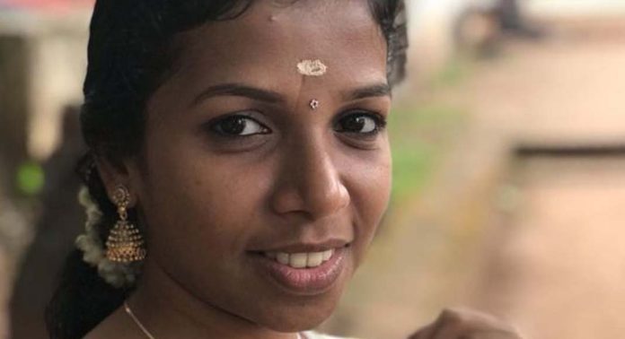 തോട്ടിൽ യുവതിയുടെ മൃതദേഹം കണ്ടെത്തിയ സംഭവത്തില് വഴിത്തിരിവ് തോട്ടിൽ യുവതിയുടെ മൃതദേഹം കണ്ടെത്തിയ സംഭവത്തില് വഴിത്തിരിവ്