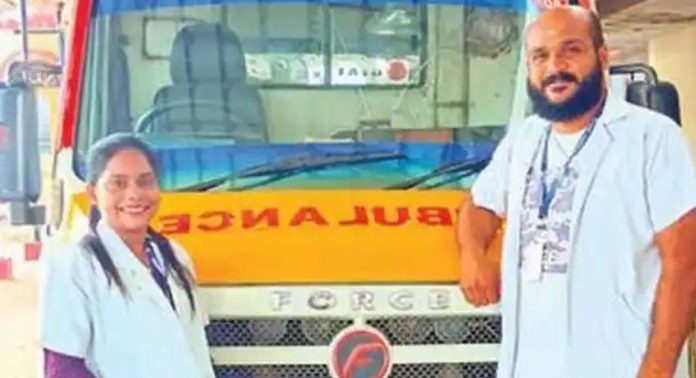 മെഡിക്കൽ കോളേജിലേക്ക് കൊണ്ടുപോകും വഴി ആംബുലൻസിൽ കുഞ്ഞിന് ജന്മം നൽകി 22കാരി മെഡിക്കൽ കോളേജിലേക്ക് കൊണ്ടുപോകും വഴി ആംബുലൻസിൽ കുഞ്ഞിന് ജന്മം നൽകി 22കാരി