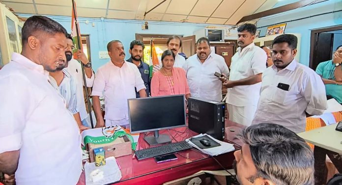 അടൂർ പി.ഡബ്ല്യു.ഡി ഓഫീസ് ഉപരോധിച്ചു അടൂർ പി.ഡബ്ല്യു.ഡി ഓഫീസ് ഉപരോധിച്ചു