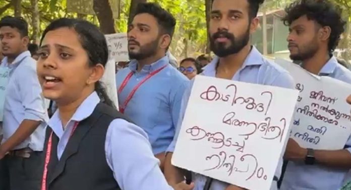 വനംവകുപ്പിനെതിരെ പ്രതിഷേധവുമായി കോളജ് വിദ്യാർത്ഥികൾ വനംവകുപ്പിനെതിരെ പ്രതിഷേധവുമായി കോളജ് വിദ്യാർത്ഥികൾ