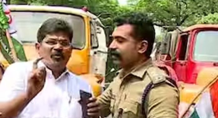 മാലിന്യവണ്ടിയിൽ നിന്ന് ഭക്ഷണാവശിഷ്ടങ്ങൾ റോഡിൽ വീണ് വാഹനാപകടം മാലിന്യവണ്ടിയിൽ നിന്ന് ഭക്ഷണാവശിഷ്ടങ്ങൾ റോഡിൽ വീണ് വാഹനാപകടം
