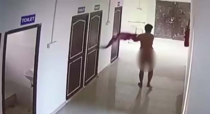 സർക്കാർ ആശുപത്രിക്കുള്ളിൽ നഗ്നനായി കറങ്ങിനടന്ന് ഡോക്ടർ സർക്കാർ ആശുപത്രിക്കുള്ളിൽ നഗ്നനായി കറങ്ങിനടന്ന് ഡോക്ടർ