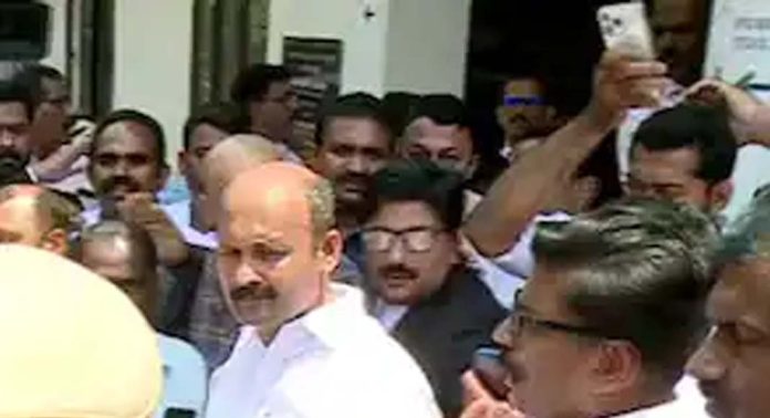 കോതമംഗലം സംഘര്ഷം ; കോൺഗ്രസ് നേതാക്കൾക്ക് ഉപാധികളോടെ ജാമ്യം കോതമംഗലം സംഘര്ഷം ; കോൺഗ്രസ് നേതാക്കൾക്ക് ഉപാധികളോടെ ജാമ്യം