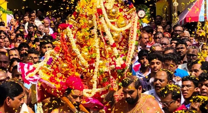 ഇടപ്പാവൂർ പൂരം ; സ്വർണ ജീവതയിൽ ഭക്തരെ അനുഗ്രഹിക്കാന് ദേവി എഴുന്നള്ളി ഇടപ്പാവൂർ പൂരം ; സ്വർണ ജീവതയിൽ ഭക്തരെ അനുഗ്രഹിക്കാന് ദേവി എഴുന്നള്ളി