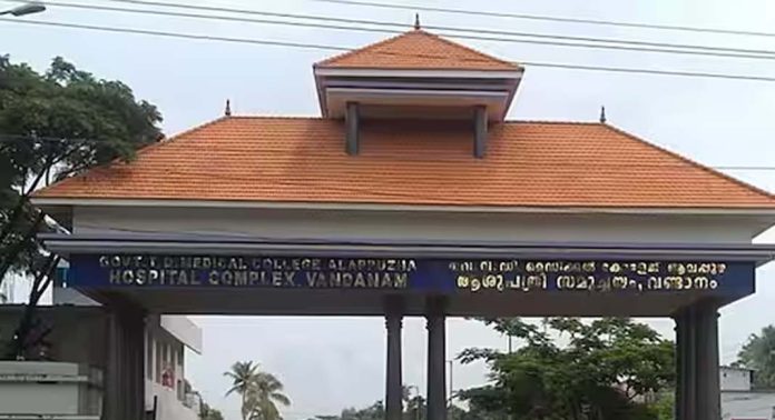 മെഡിക്കൽ കോളേജിൽ അഡ്മിഷൻ ബുക്കിന് പണം ഈടാക്കി അധികൃതര് മെഡിക്കൽ കോളേജിൽ അഡ്മിഷൻ ബുക്കിന് പണം ഈടാക്കി അധികൃതര്