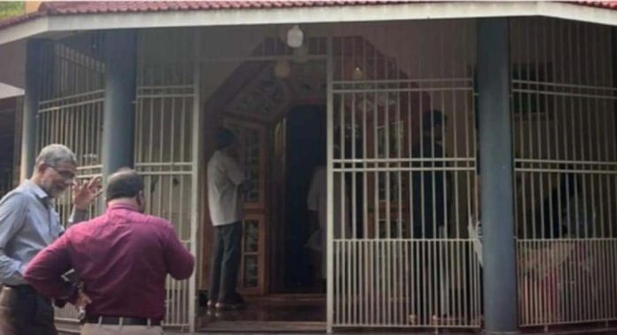 തലശ്ശേരിയിൽ വീട്ടമ്മയുടെ കഴുത്തിന് കത്തി വെച്ച് 5 പവൻ കവർന്നു തലശ്ശേരിയിൽ വീട്ടമ്മയുടെ കഴുത്തിന് കത്തി വെച്ച് 5 പവൻ കവർന്നു