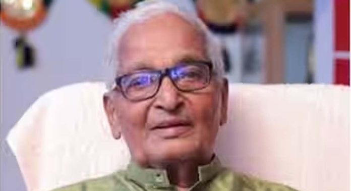 സുരേഷ് ഗോപിയെ വീട്ടിലേക്ക് സ്വാഗതം ചെയ്ത് കലാമണ്ഡലം ഗോപി സുരേഷ് ഗോപിയെ വീട്ടിലേക്ക് സ്വാഗതം ചെയ്ത് കലാമണ്ഡലം ഗോപി