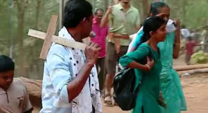 മലയാറ്റൂരിലേക്ക് തീര്ത്ഥാടക പ്രവാഹം ; ഭക്തര് പുലര്ച്ചെ തന്നെ മലകയറി തുടങ്ങി മലയാറ്റൂരിലേക്ക് തീര്ത്ഥാടക പ്രവാഹം ; ഭക്തര് പുലര്ച്ചെ തന്നെ മലകയറി തുടങ്ങി
