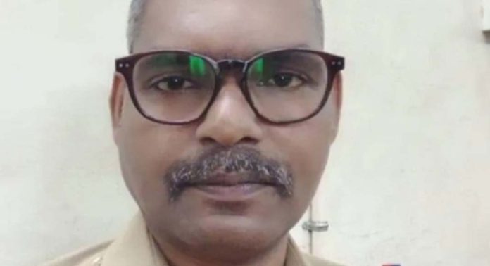 ആലുവയിൽ ഗ്രേഡ് എസ്ഐ മരത്തിൽ തൂങ്ങിമരിച്ചു ആലുവയിൽ ഗ്രേഡ് എസ്ഐ മരത്തിൽ തൂങ്ങിമരിച്ചു